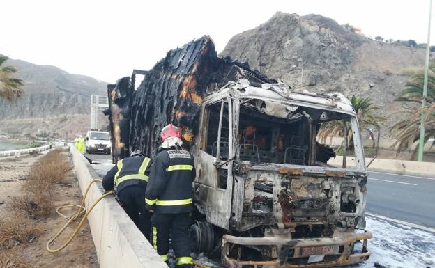 Un incendio calcina un camión frigorífico en la GC-1