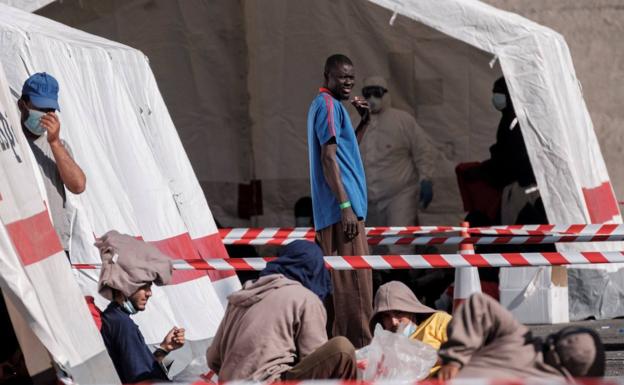 116 inmigrantes esperan una plaza de acogida en el muelle de Arguineguín