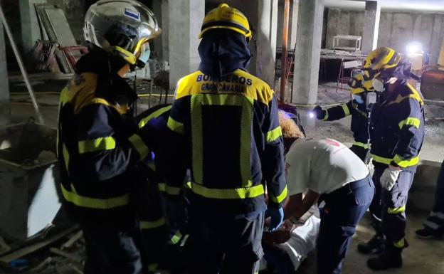 Un obrero cae de un edificio en construcción