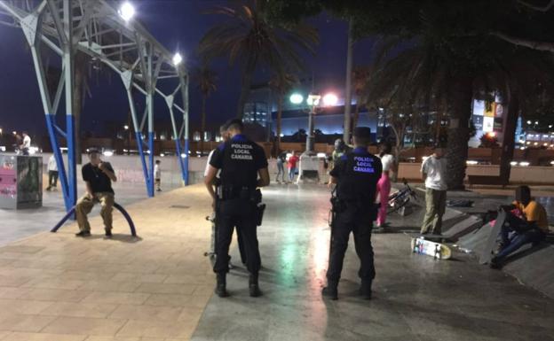 La Policía Local denuncia a 17 personas que celebraban un cumpleaños en Almatriche