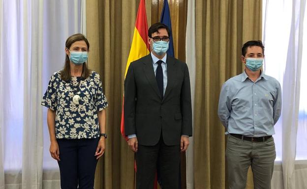 El teldense Marcos Lechet entrega 70.000 firmas a Illa para que homologue mascarillas para sordos