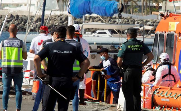 Salvamento rescata una patera al sur de Gran Canaria y busca a otra a 94 millas