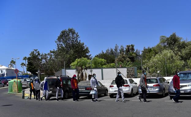 El Gobierno central agrupa a los migrantes en pleno corazón turístico