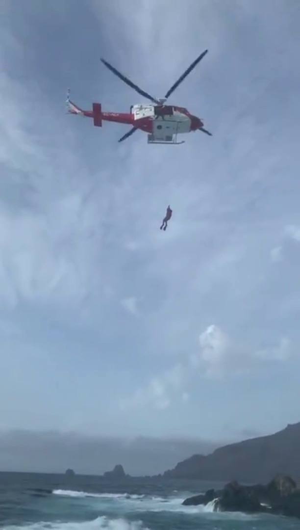 Rescatan a una mujer en apuros en la costa de Frontera