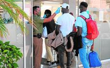 El Gobierno traslada a 33 migrantes más al hotel de Corralejo