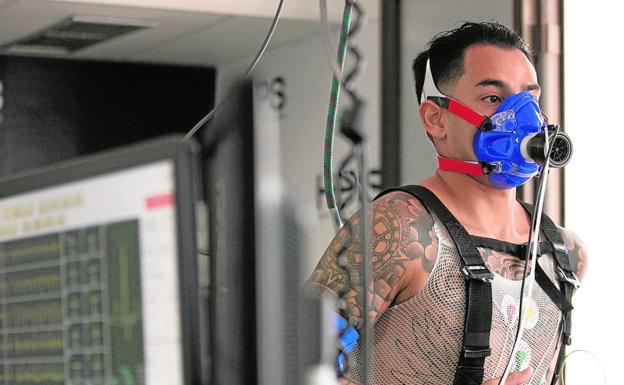 Araujo ya ve la luz, tras superar el virus, y Ramírez avisa: «Si mete la pata, a la calle»