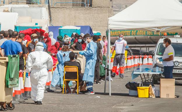 Clamor por la situación «calamitosa» de los 352 migrantes del muelle de Arguineguín