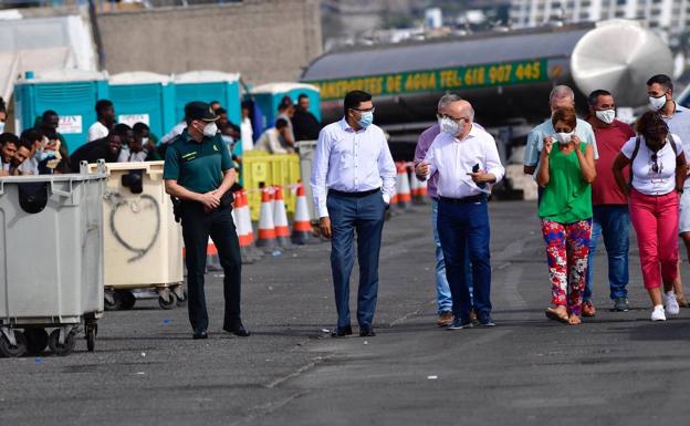 Continúa el traslado de los migrantes del Muelle de Arguineguín