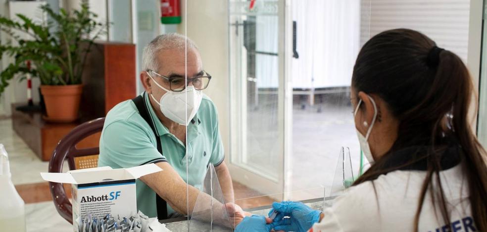 Canarias suma cinco nuevos fallecidos y 214 contagios más