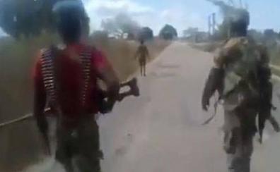 Militares de Mozambique graban cómo atacan y asesinan a una mujer