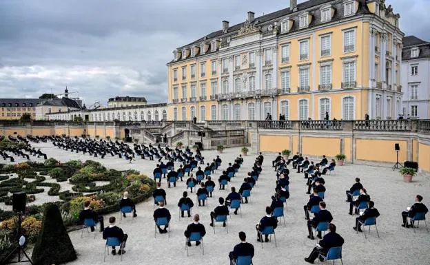 Dos mil quinientos nuevos oficiales de policía juran el cargo en una ceremonia celebrada frente al Castillo de Augustusburg en Bruehl, Alemania. /Efe