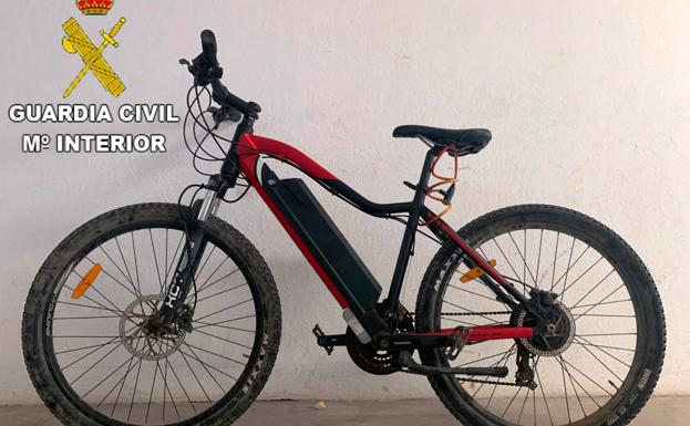 Roba dos bicicletas eléctricas en un hotel de Arrecife