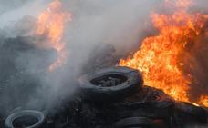 Los peligros para la salud y el medio ambiente por quemar neumáticos usados