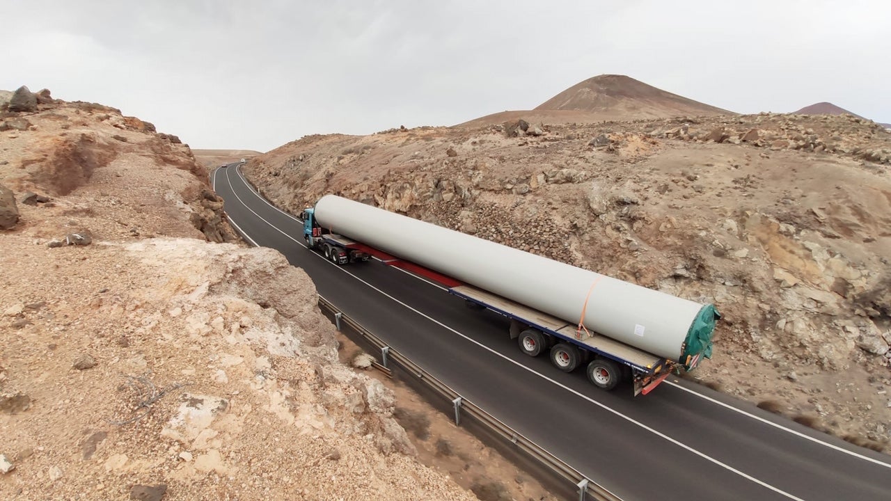 Trasladan las piezas del nuevo parque eólico