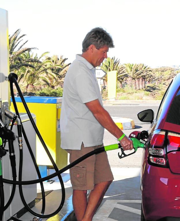 La gasolina se abarata en Canarias menos que en península debido a la falta de competencia