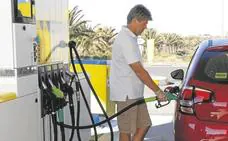 La gasolina se abarata en Canarias menos que en península debido a la falta de competencia