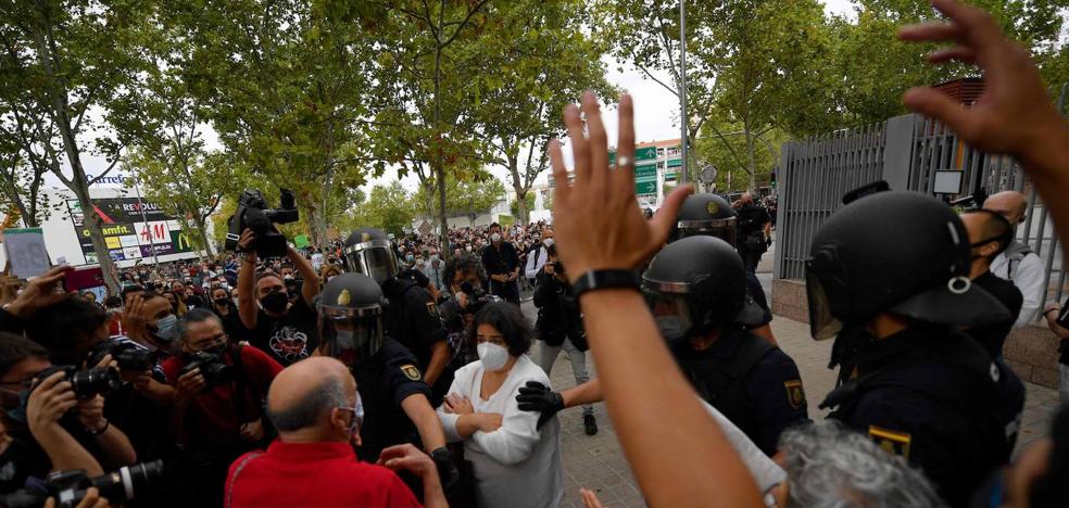 Miles de vecinos de las áreas con restricciones se manifiestan en Madrid