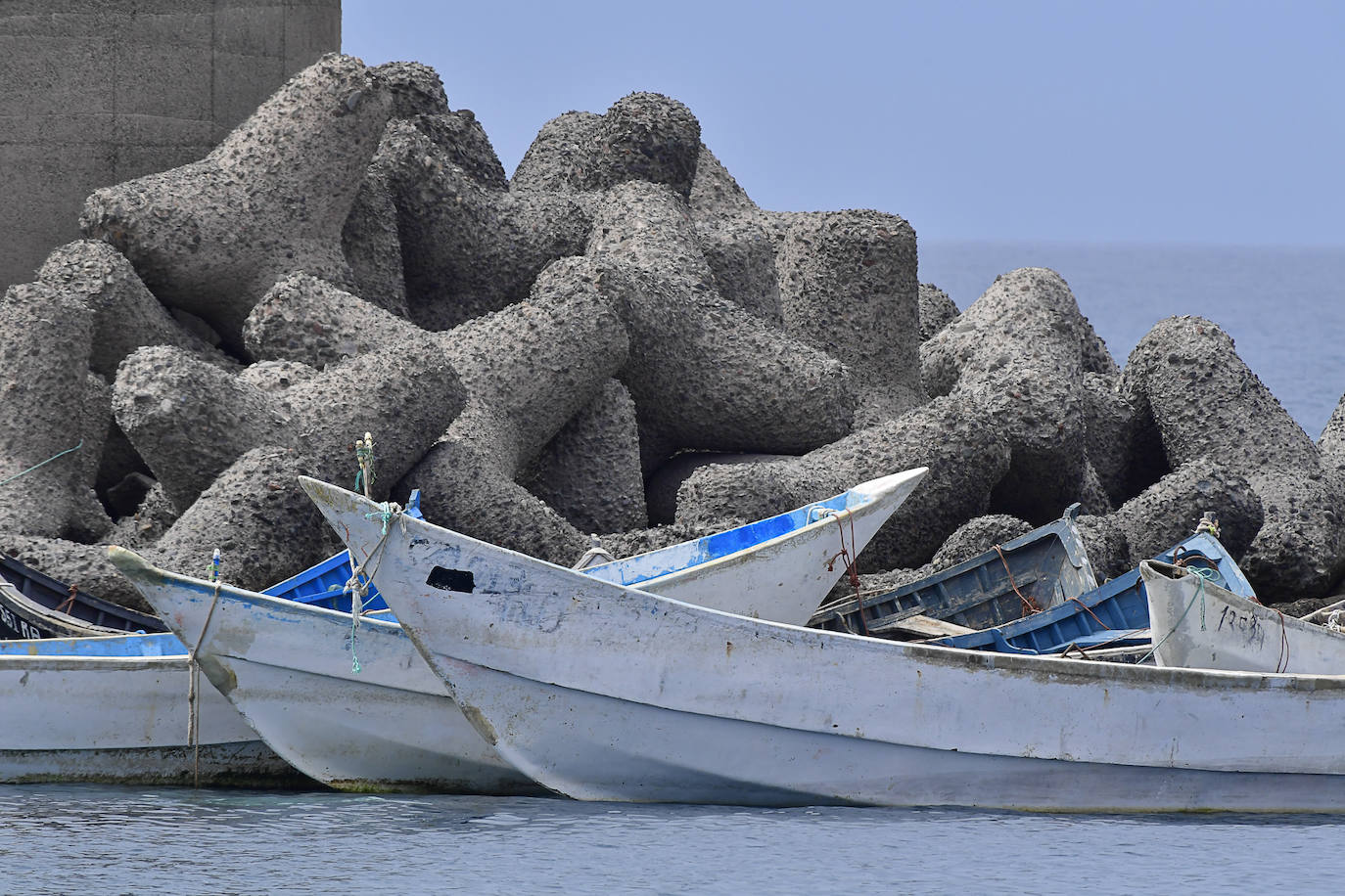 Mogán pedirá la «retirada inmediata» de pateras y cayucos de Arguineguín