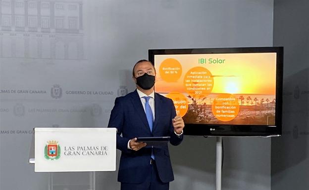 El pacto rebaja el 50% del IBI durante tres años a empresas y casas que instalen placas solares