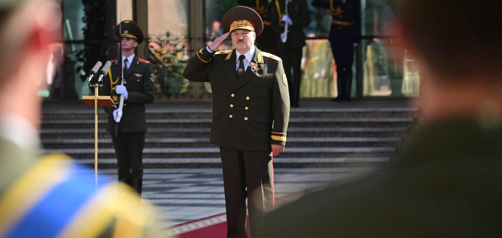 Lukashenko se autoproclama por sorpresa presidente de Bielorrusia