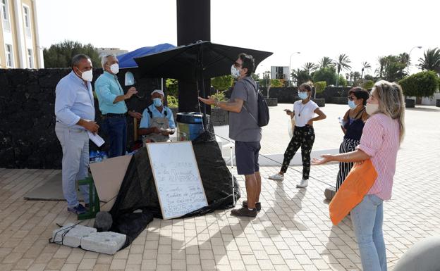 Manuel Peláez deja la protesta ante el Cabildo tras la explicación de Corujo