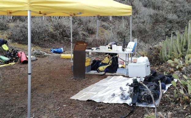 La bajada a la Sima abre el camino al primer sondeo arqueológico del tubo volcánico de Gran Canaria