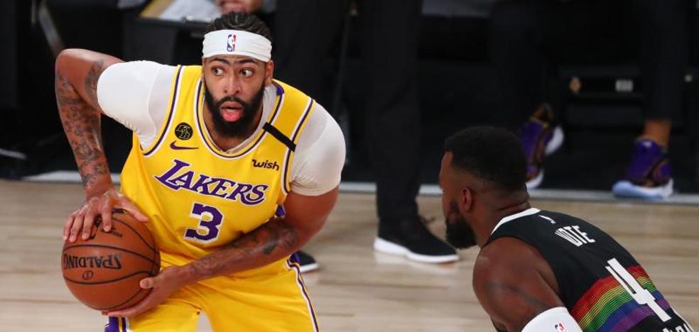 Davis coloca a los Lakers a un triunfo de batirse por el anillo