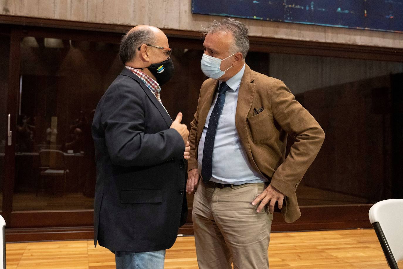 José Miguel Barragán, con Ángel Víctor Torres en el Parlamento. 