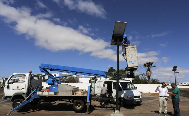 Rompen farolas solares en Teguise