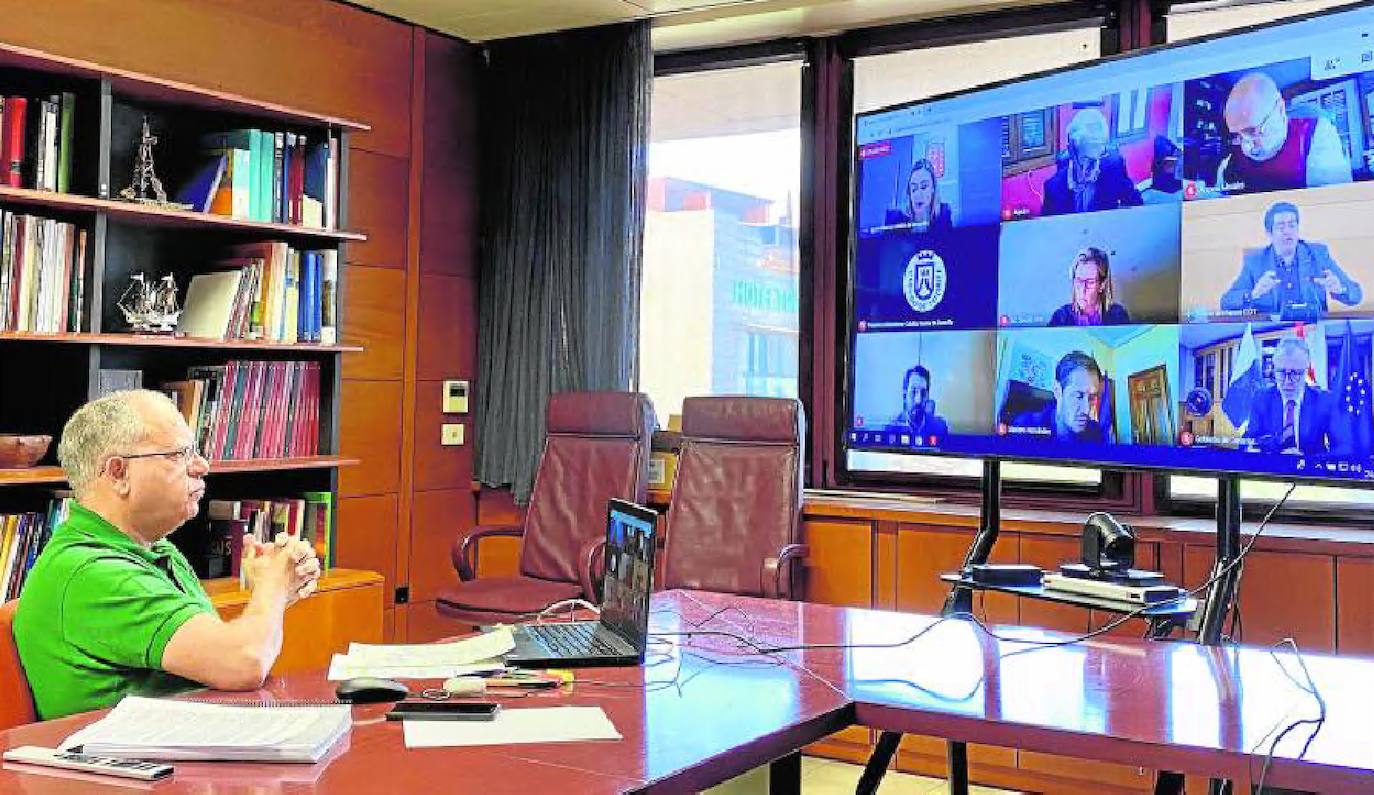 Alcaldes y cabildos celebran el uso del superávit a la espera de la letra pequeña