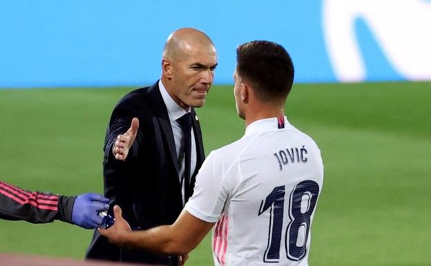 Zidane saluda a Jovic tras relevarle ante el Valladolid. 