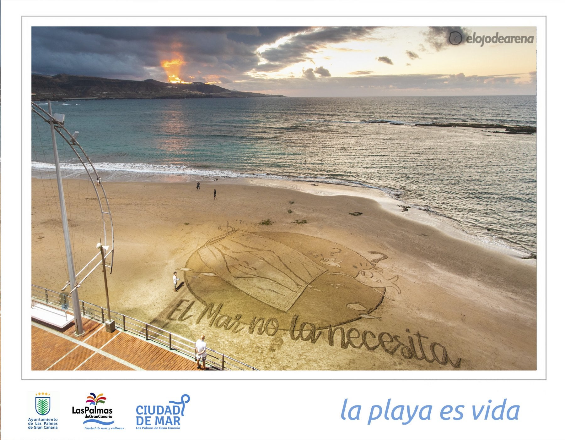 Un lienzo de arena alerta del impacto de las mascarillas en el mar