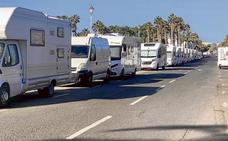 Solo podrán aparcar turismos en la calle de Bahía Feliz ocupada por las autocaravanas