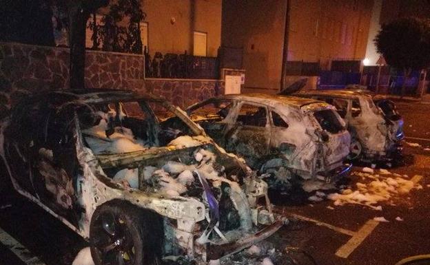 Arden cuatro coches de madrugada en Vecindario
