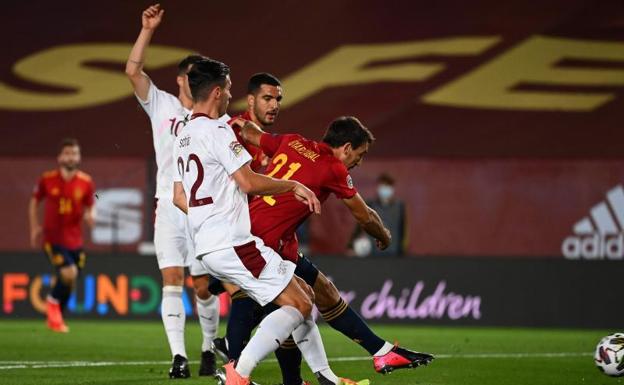 España gana pero no enamora