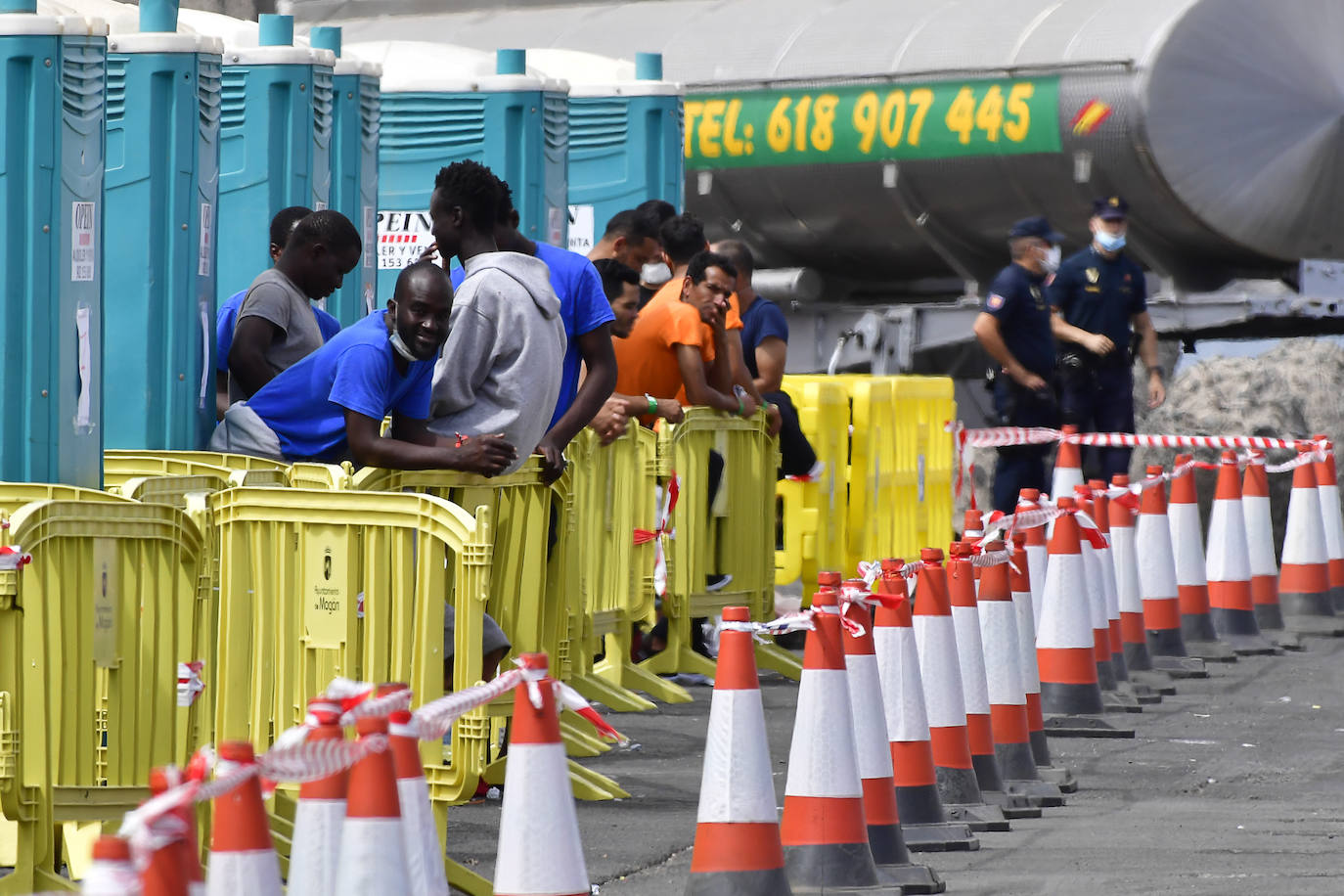 Pineda (IU) critica el trato «denigrante» de los inmigrantes en Arguineguín
