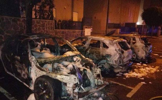 Un incendio afecta a ocho vehículos de ocasión estacionados en Tenerife