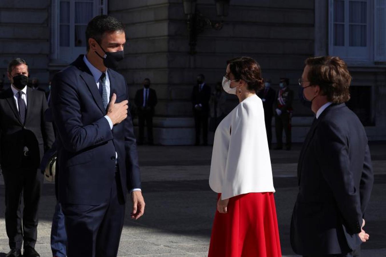 El presidente del Gobierno, Pedro Sánchez, saluda a la presidenta de la Comunidad de Madrid, Isabel Díaz Ayuso y al alcalde de la capital, José Luis Martínez-Almeida, su llegada al acto