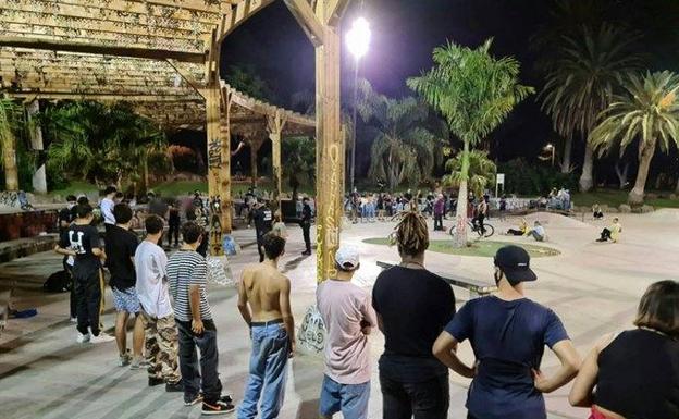 Identifican a 67 jóvenes patinando en un parque de Tenerife