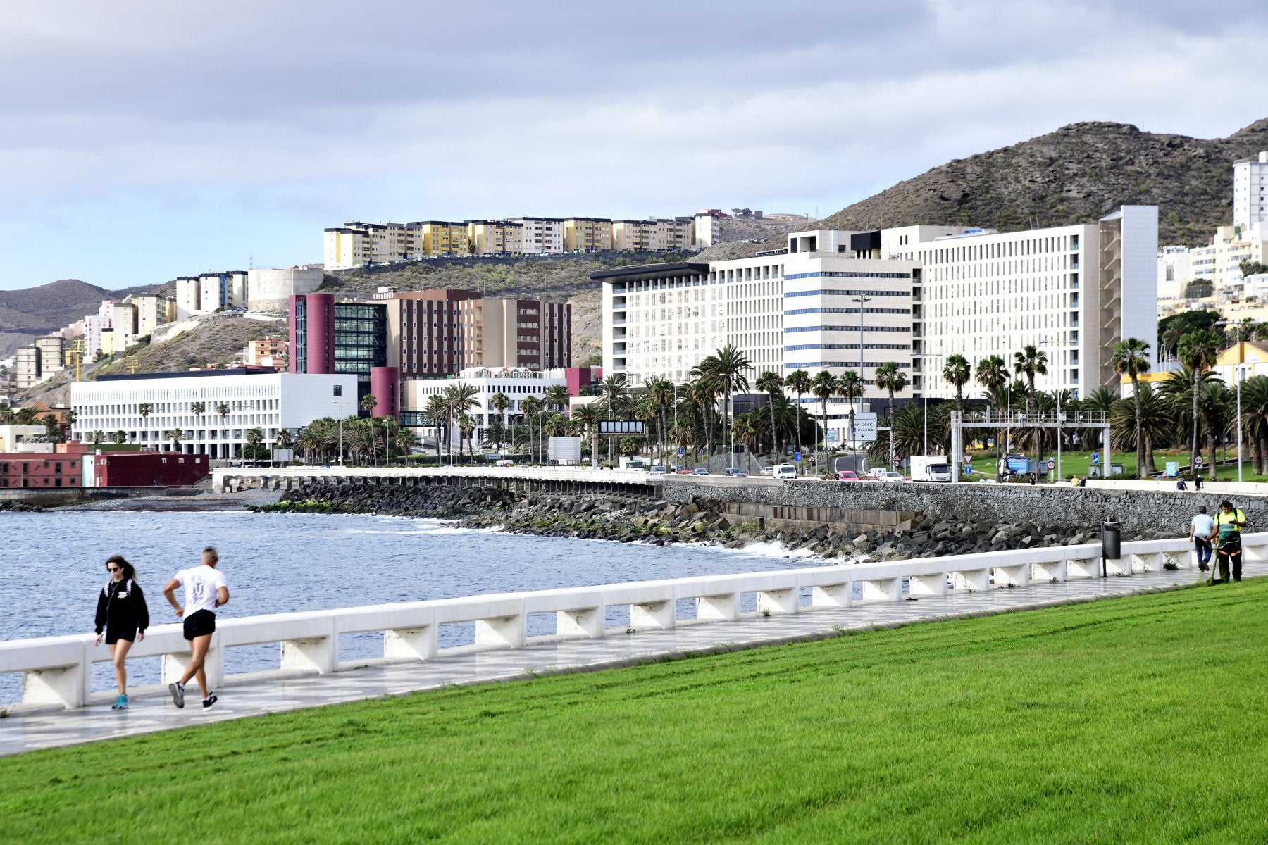 Sanidad admite haber incorporado a personal con PCR positiva en el Insular