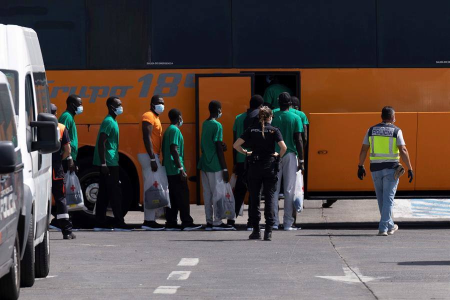 Inmigrantes rescatados en Tenerife de un cayuco que llegó este miércoles con 75 personas a bordo. /EFE
