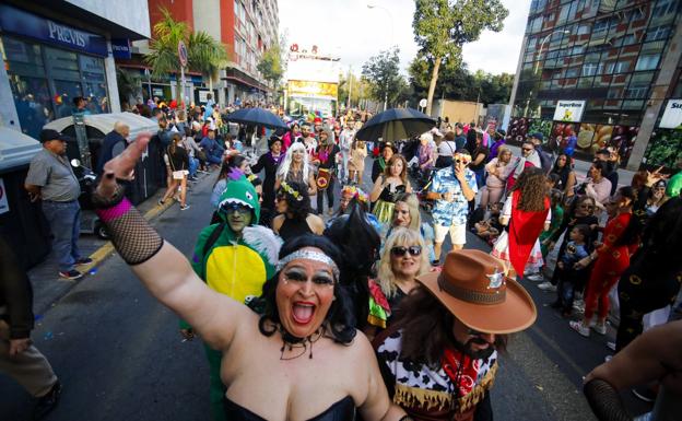 La pandemia suspende el carnaval pero la fiesta se mantiene con pequeños desfiles y ferias