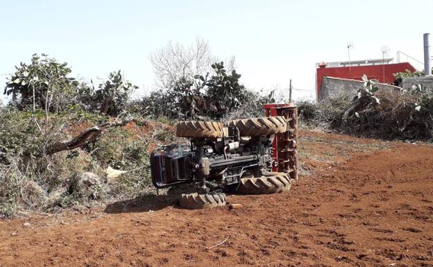 Herido grave al volcar el tractor con el que trabajaba en La Laguna