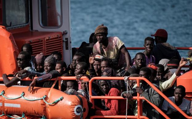 200 inmigrantes más colapsan el muelle de Arguineguín