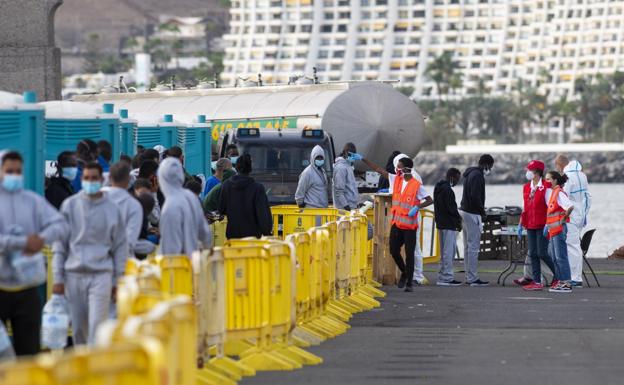 La Delegación llevará a los inmigrantes a naves para dejar Arguineguín «al mínimo»