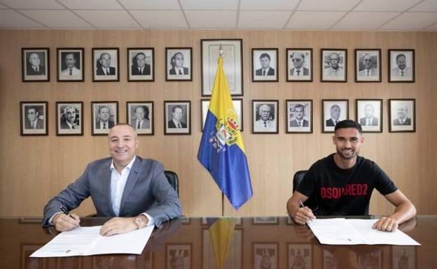 Benito Ramírez, junto al presidente Miguel Ángel Ramírez, durante la firma del nuevo contrato. 