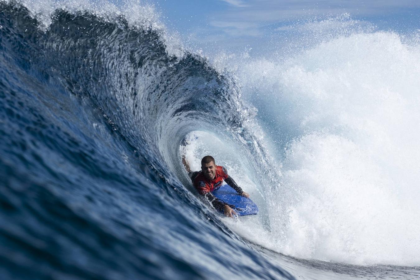 Las primeras olas ya rompen en El Frontón