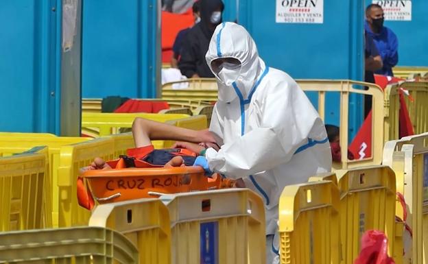 La crisis migratoria continúa con más de 375 rescatados y un muerto este martes