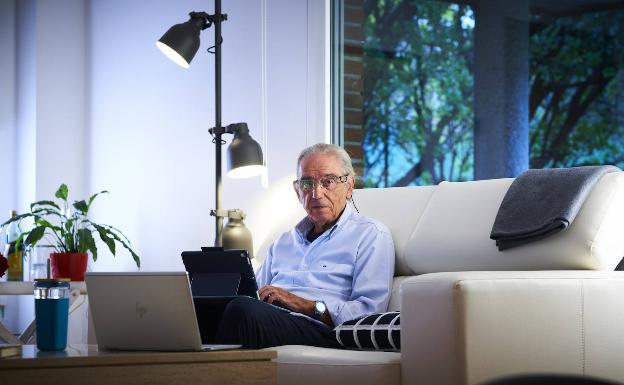 Enrique Stuyck Romá, en el salón de su casa de Madrid, ante el portátil donde escribe sus cartas. 