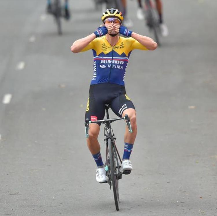 Roglic comienza con golpe encima de la mesa